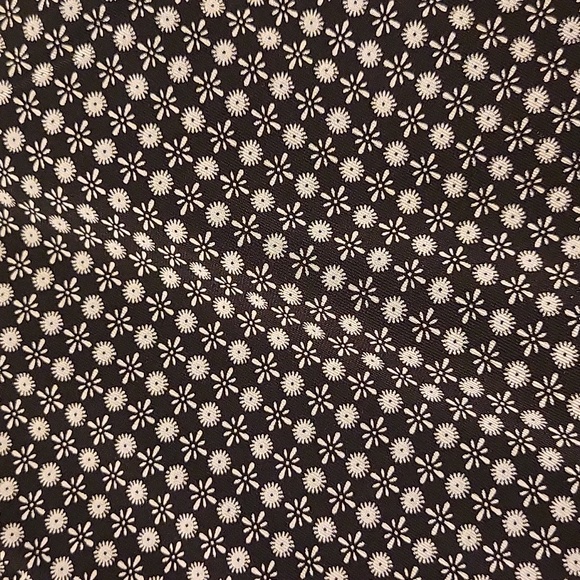 Gap black and white stretchy, tulip style skirt. - Picture 4 of 4